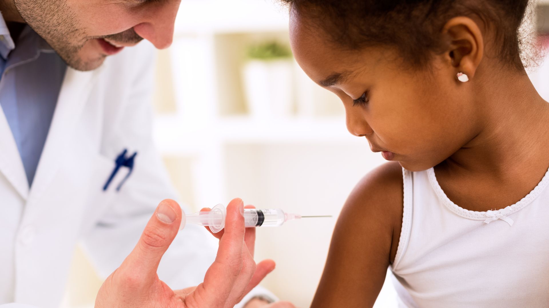 Médico vacinando criança