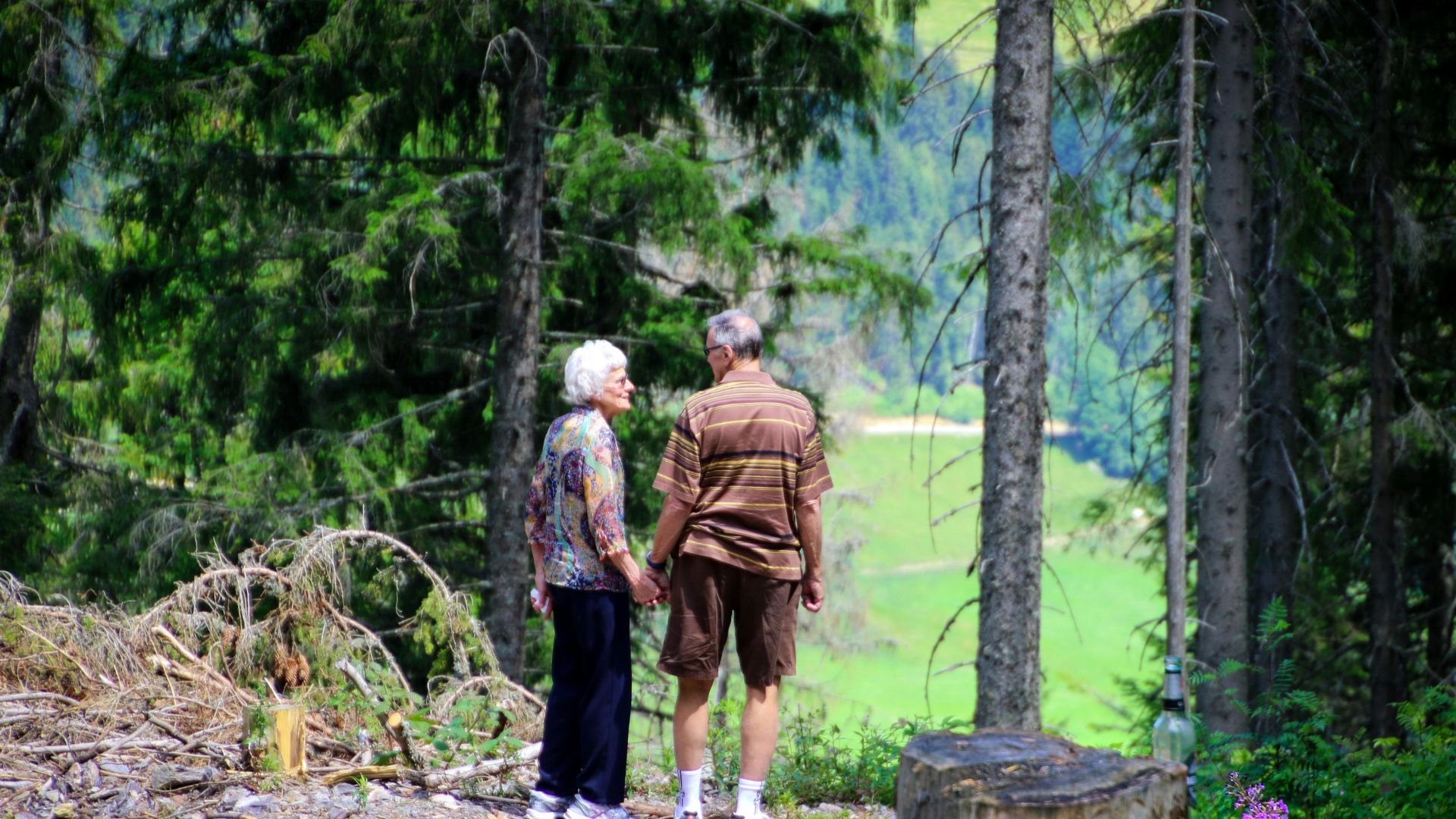 Duas pessoas na floresta