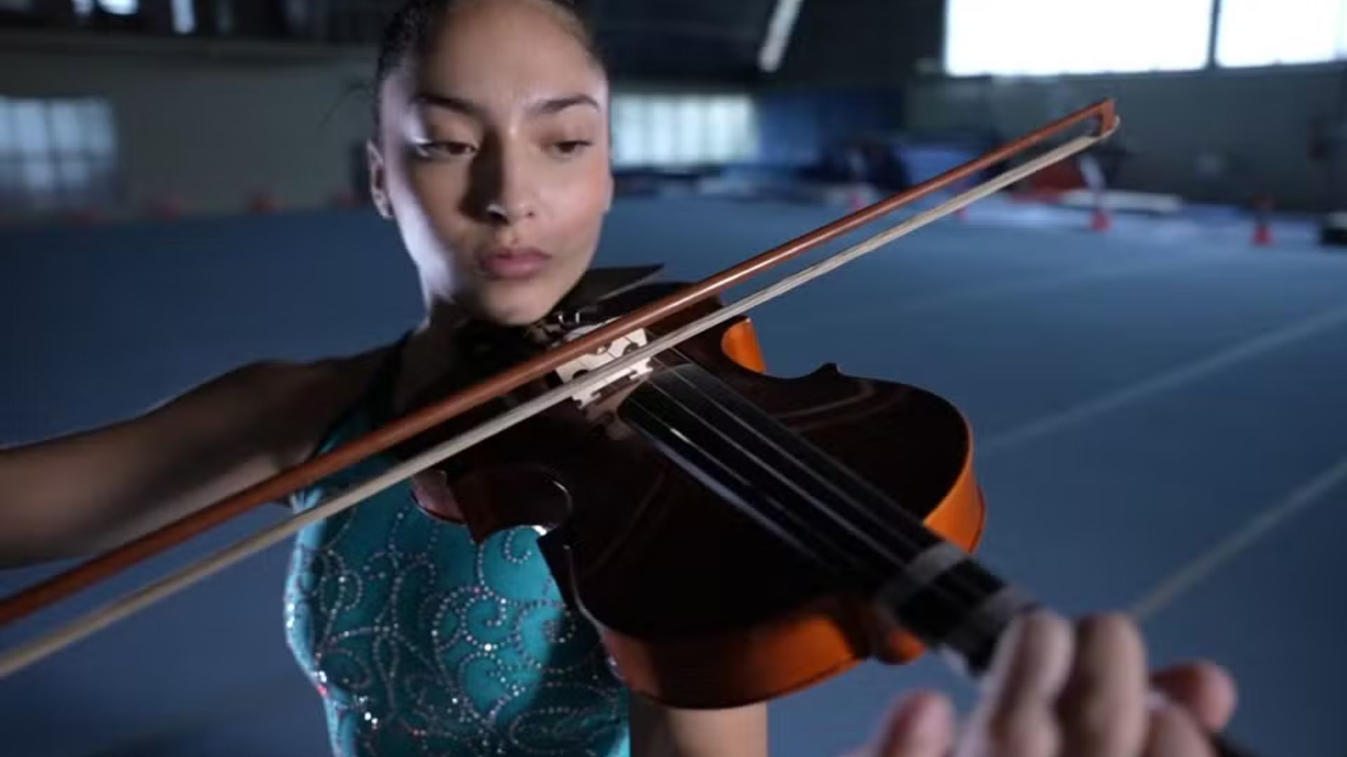 Julia tocando violino