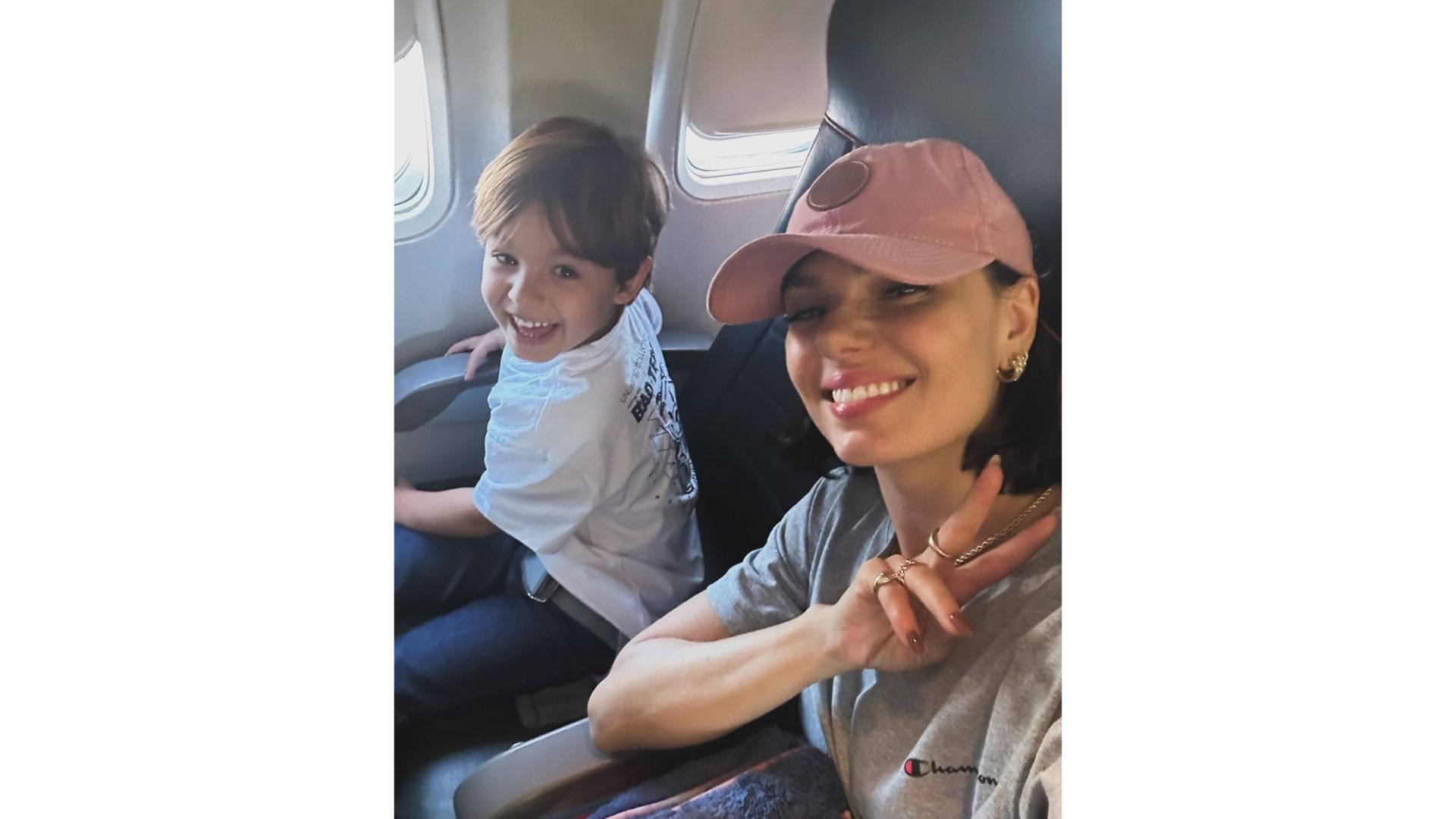 Isis Valverde e filho no avião