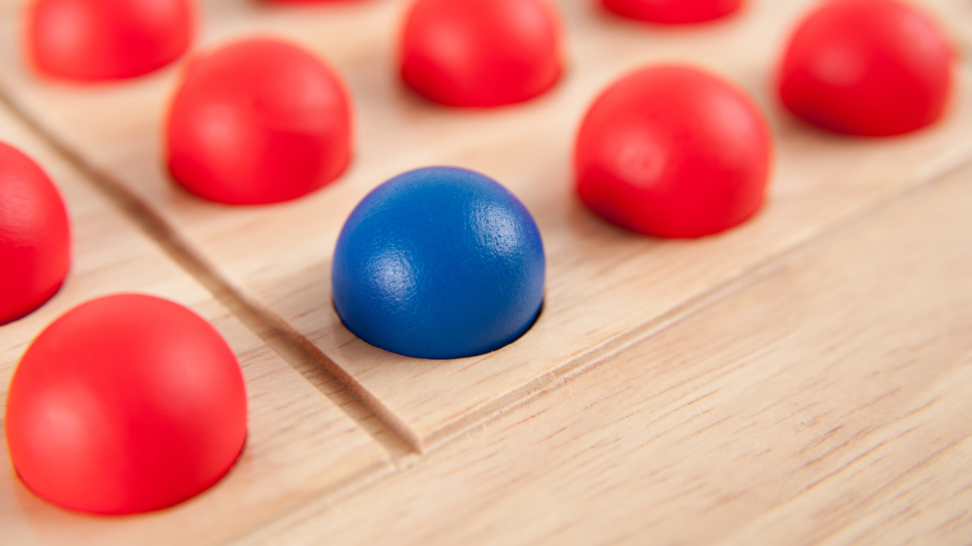 Bolas vermelhas com uma bola azul