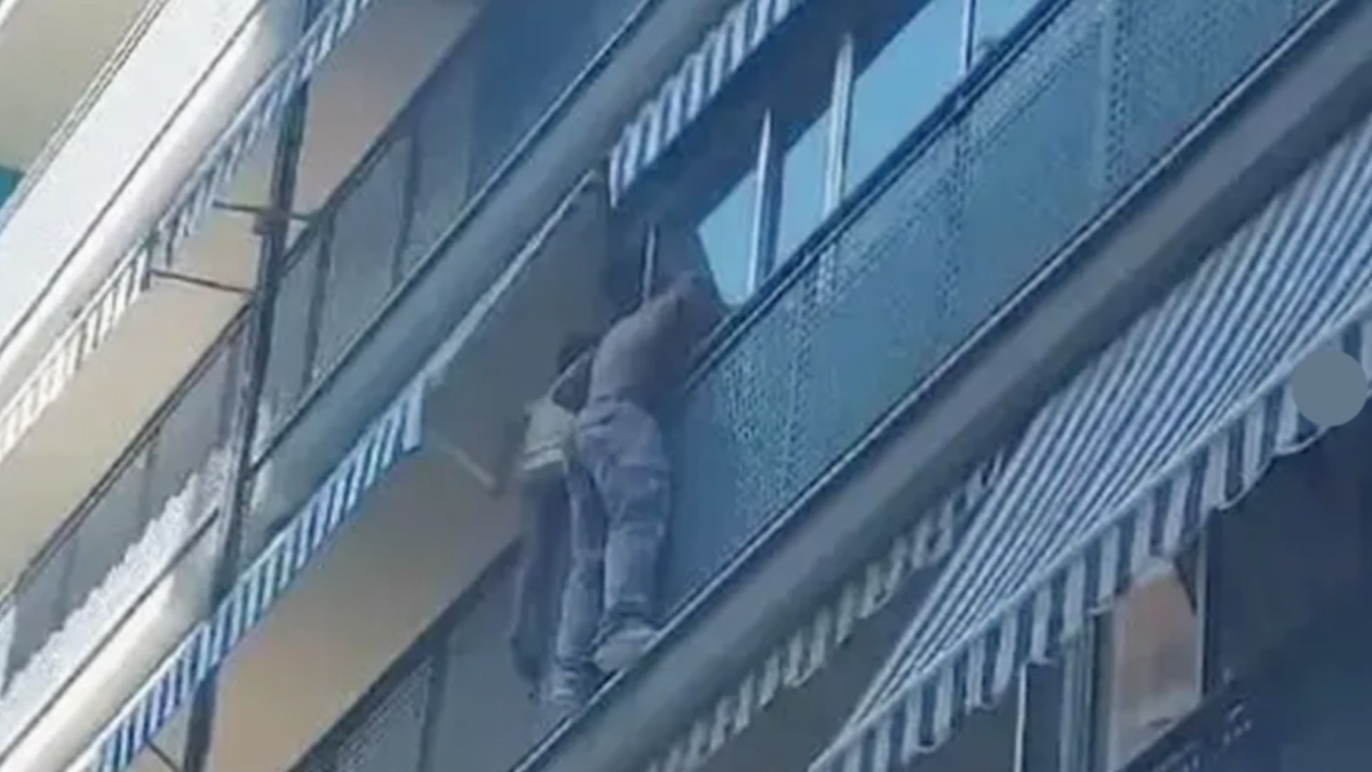 Brasileiro salvando a criança