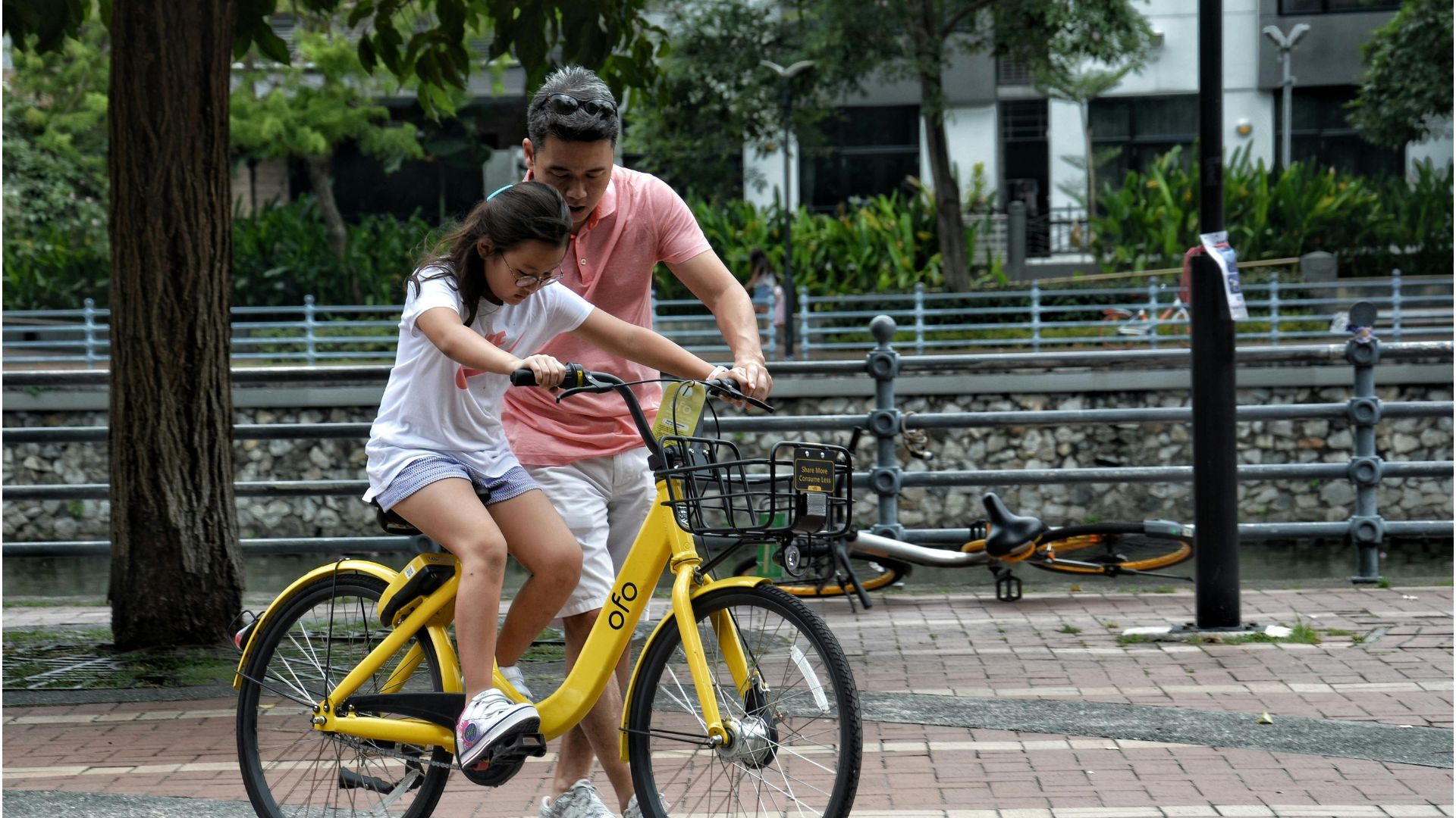 Pai e filha andando de bicicleta