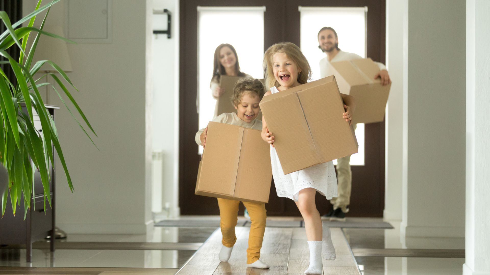 Família brincando com caixa de papelão