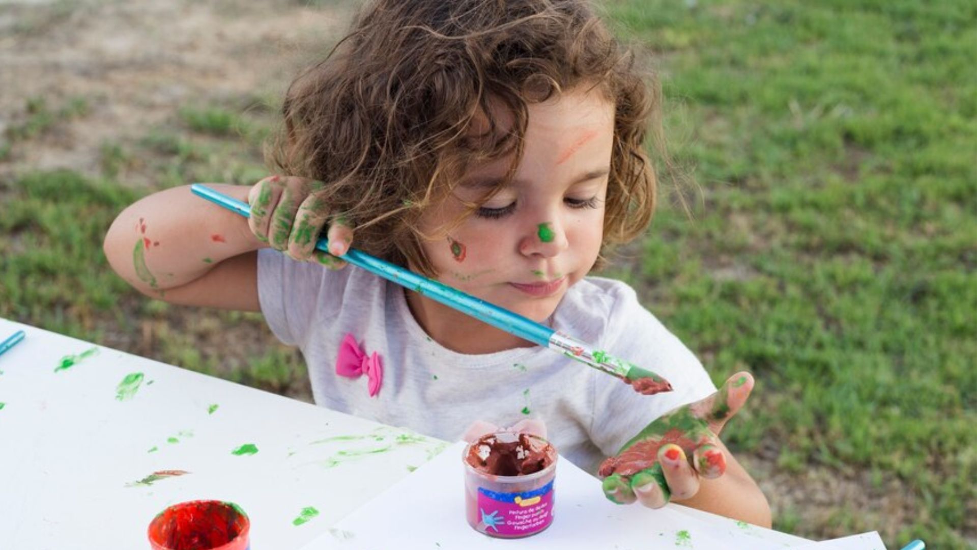 Criança brincando com tinta