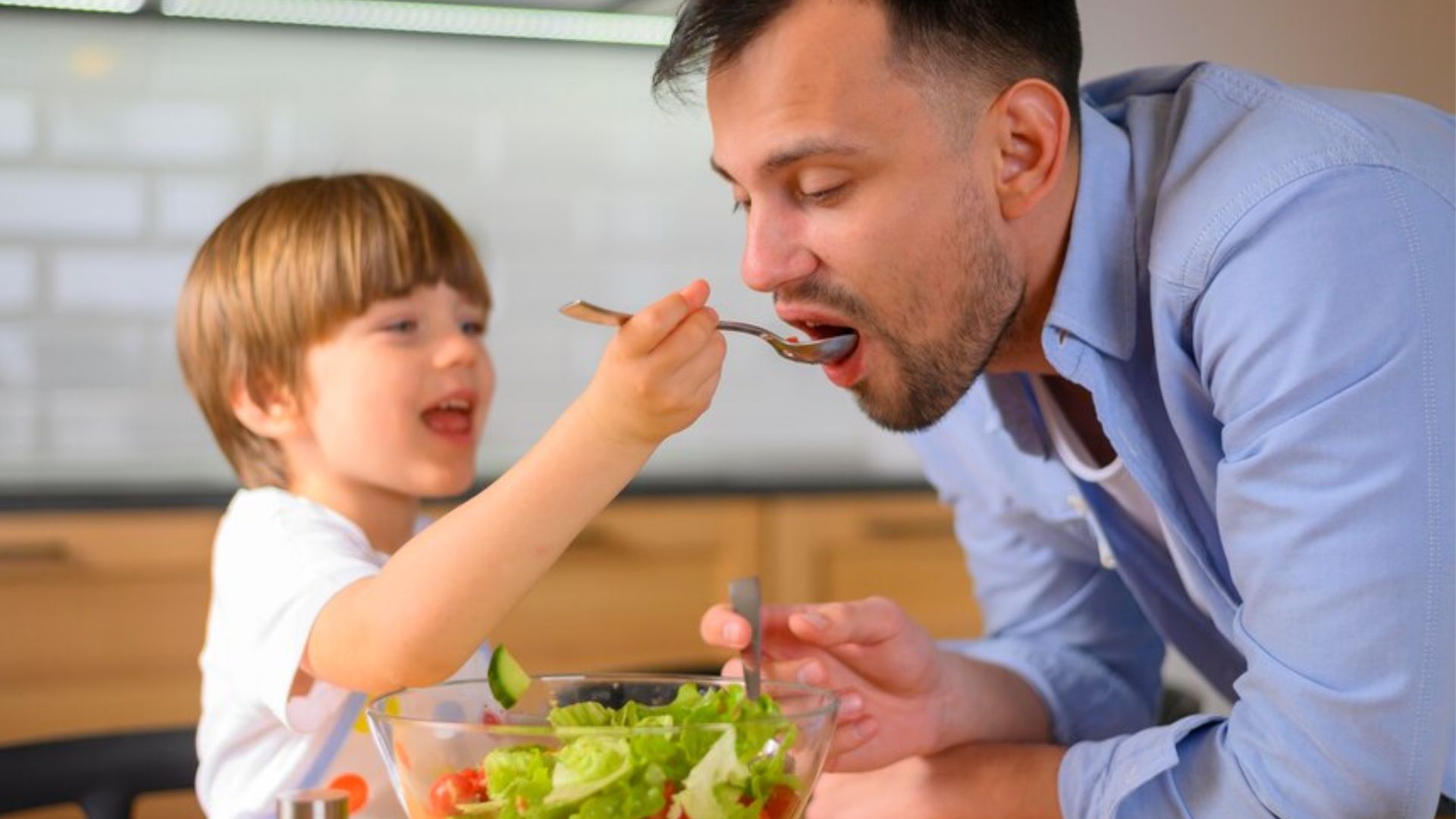 Pai e filho comendo