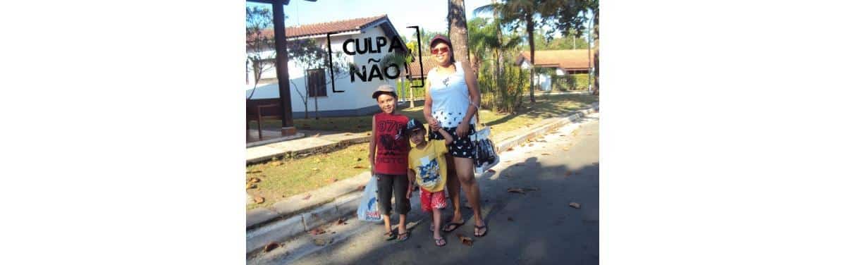 Na creche, mas do lado da mãe