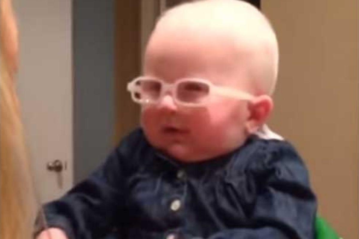 Bebê enxerga sua mãe pela primeira vez