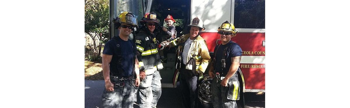 Menino autista ganha festa surpresa de policiais e bombeiros