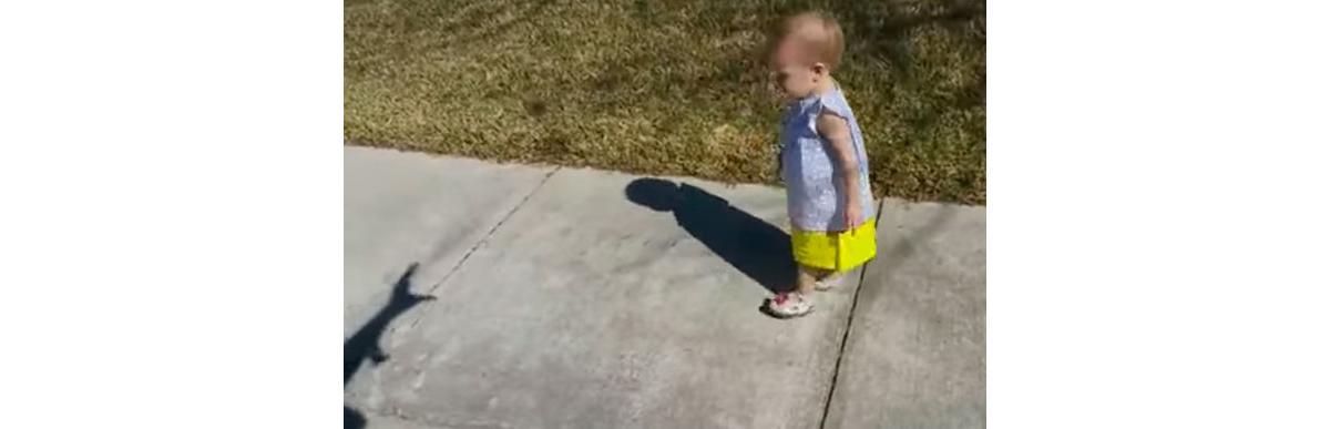 menina-se-assusta-com-sombras