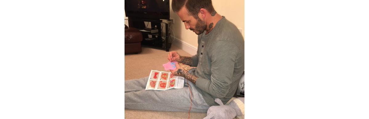 David Beckham costura roupinhas para as bonecas da filha Harper, de 4 anos