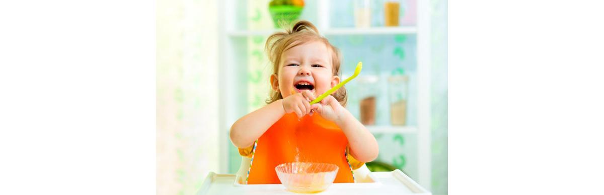 Deixar o bebê explorar os alimentos e comer sozinho é essencial