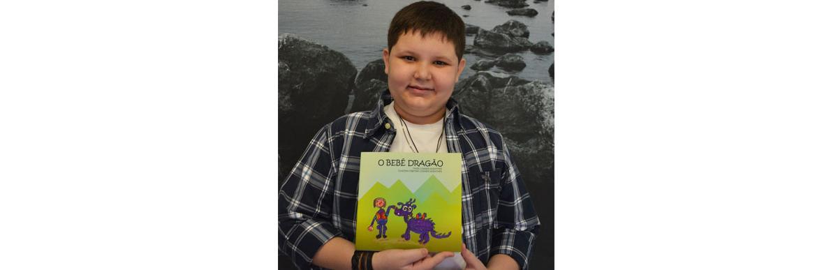 Este é o Thor, autor do livro O Bebê Dragão!