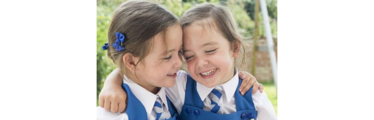 As gêmeas Rosie e Ruby de 4 anos