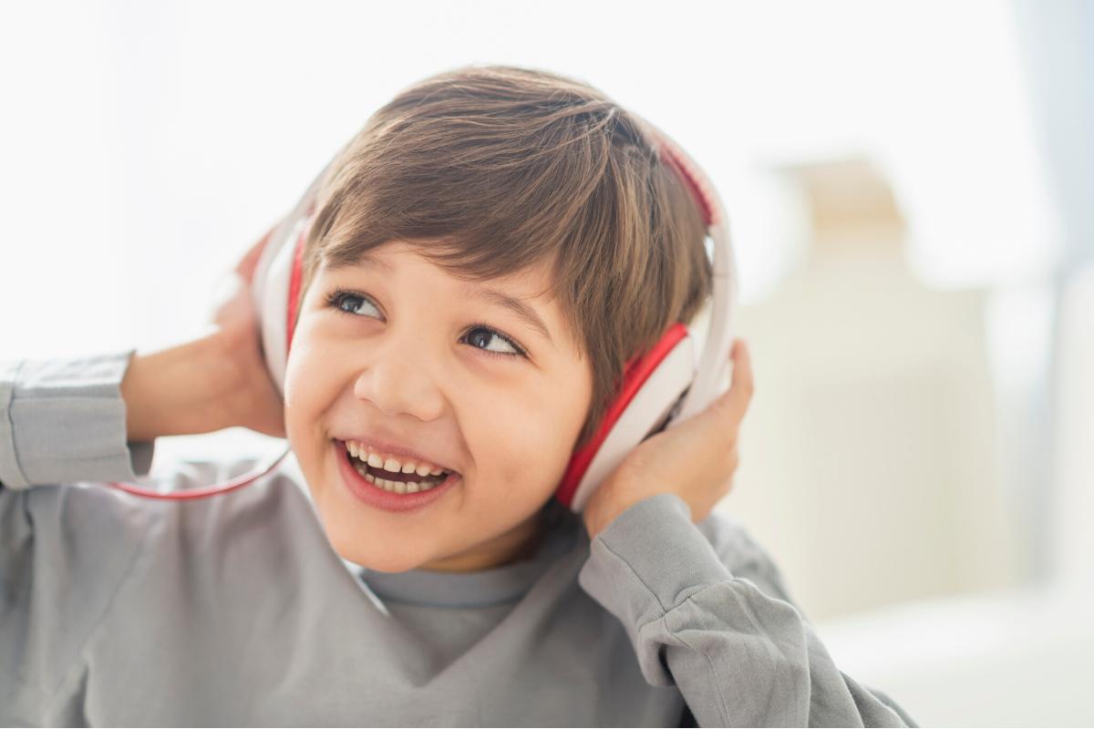 Criança ouvindo música