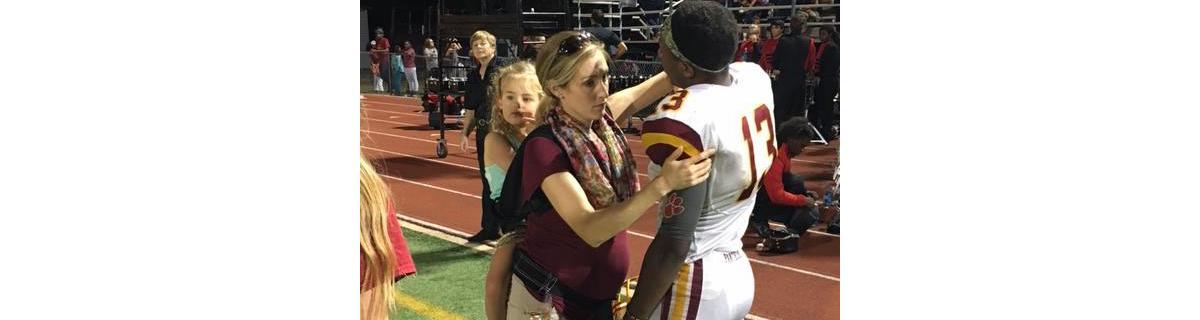 Foto de mãe grávida trabalhando com filha nas costas viraliza