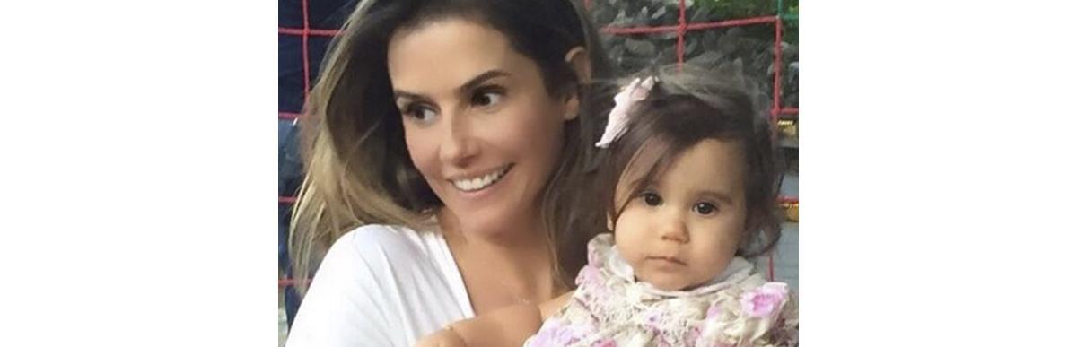 Deborah Secco posta foto de Maria Flor em pé e comemora