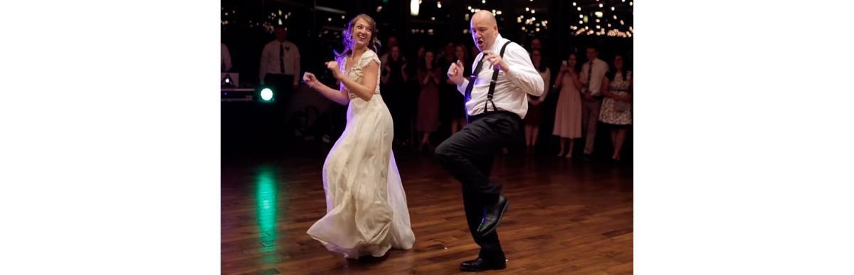Este pai surpreendeu a todos com uma dança pra lá de diferente no casamento da filha