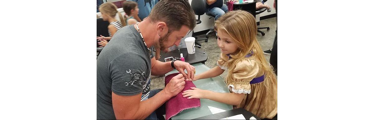 Pai, você sabe pintar as unhas da sua filha?