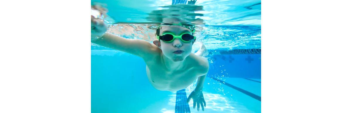Indispensável para o verão: os óculos de natação protegem seu filho