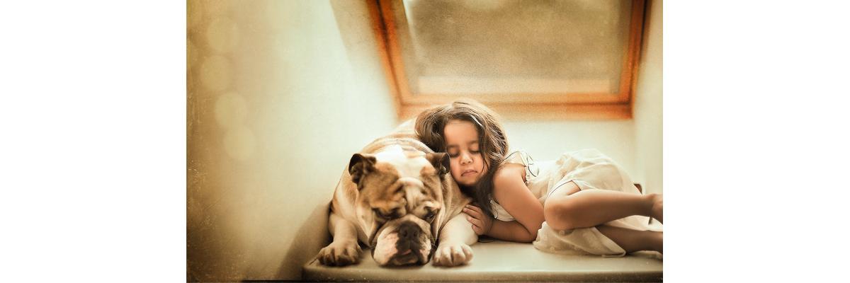 Fotógrafa registra amizade entre sua filha e cachorro da família