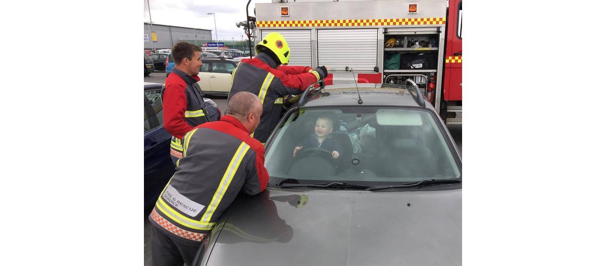 Bebê se diverte ao ser resgatado por bombeiros