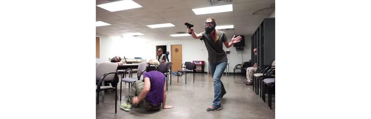 (Professores treinando para reagir contra atiradores l Foto: Faster/Divulgação)