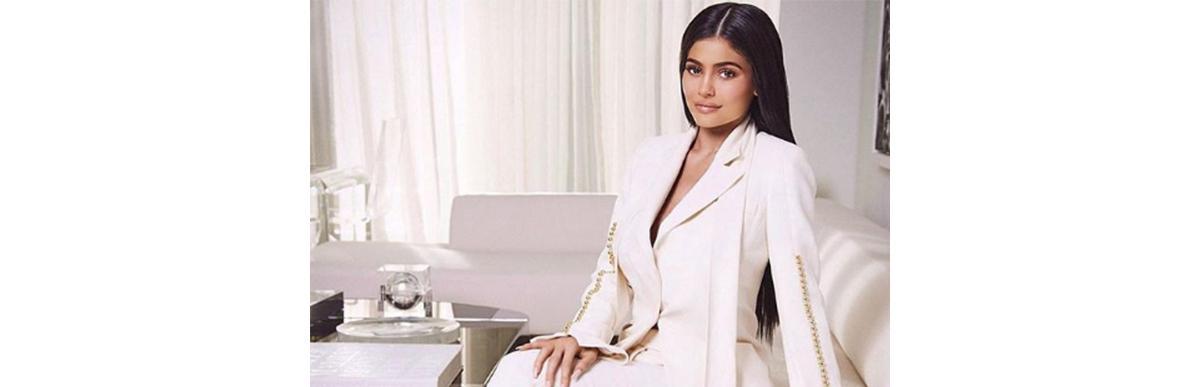 Kylie Jenner exige máscaras cirúrgicas perto da filha e Dr Claudio recomenda: sem visitas!