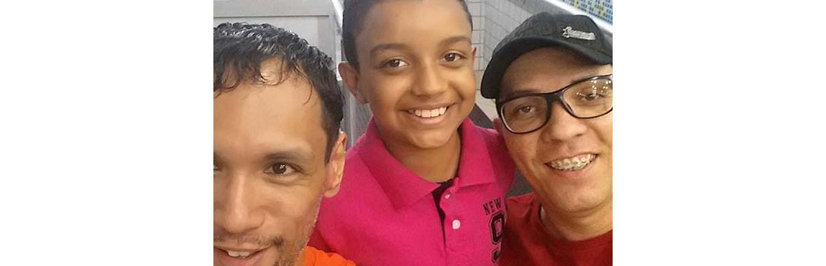 Menino adotado por homossexuais escreve texto dizendo ser a criança mais feliz do mundo