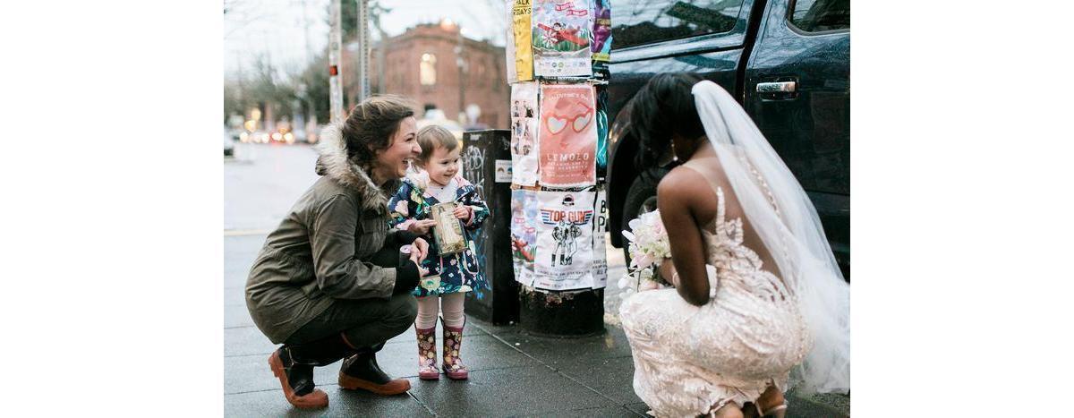 Amamos! Menina confunde noiva com princesa e tem a melhor reação