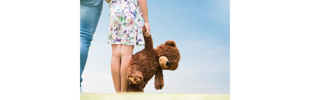 Menina de 8 anos escreve carta para colegas de sala após perder a mãe