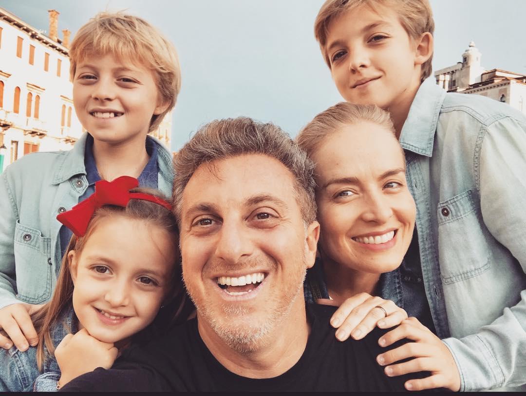 Angelica com o marido Luciano Huck e os filhos Joaquim, Benício e Eva