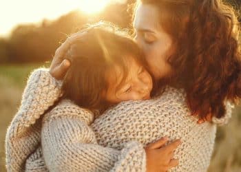 Estudo comprova que dar um abraço melhora, sim, o dia do seu filho