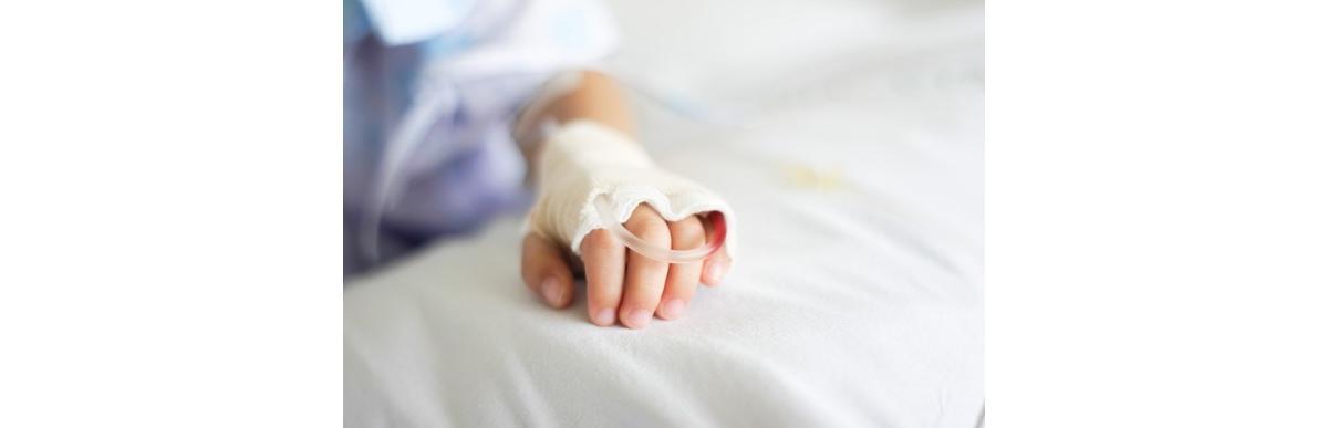 Menino de 8 anos aspira agulha e é internado no interior de SP