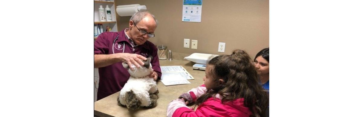 Dr. Maier durante a consulta com Donnie