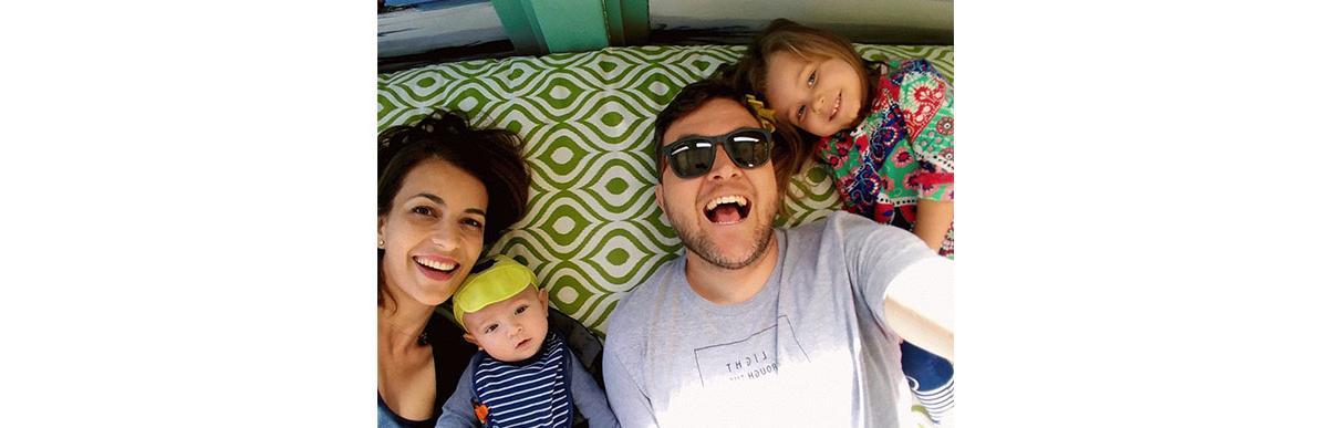 Nicole tem 4 anos e Théo tem 1!