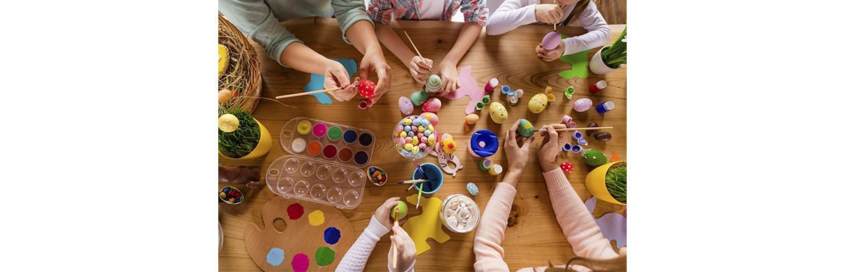 13 opções de brindes divertidos para colocar dentro dos ovos de Páscoa do seu filho