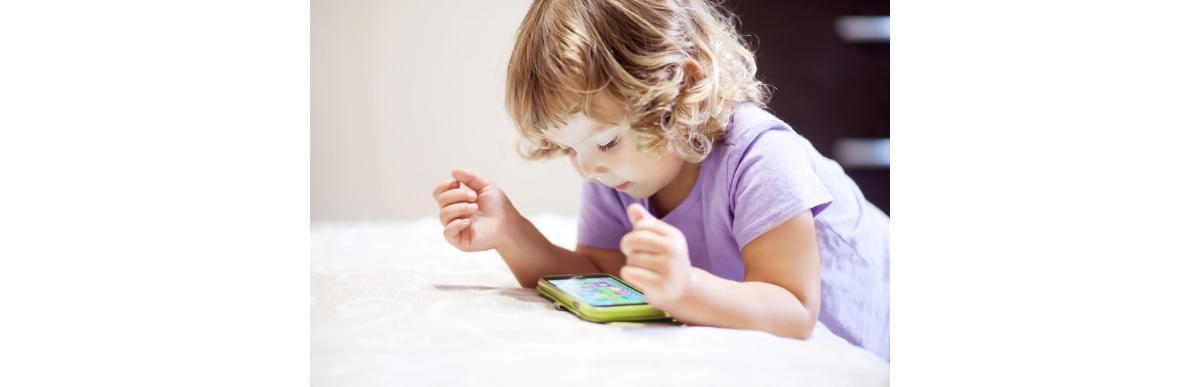 Pesquisa apontou que crianças que passam mais tempo no celular podem desenvolver TDAH