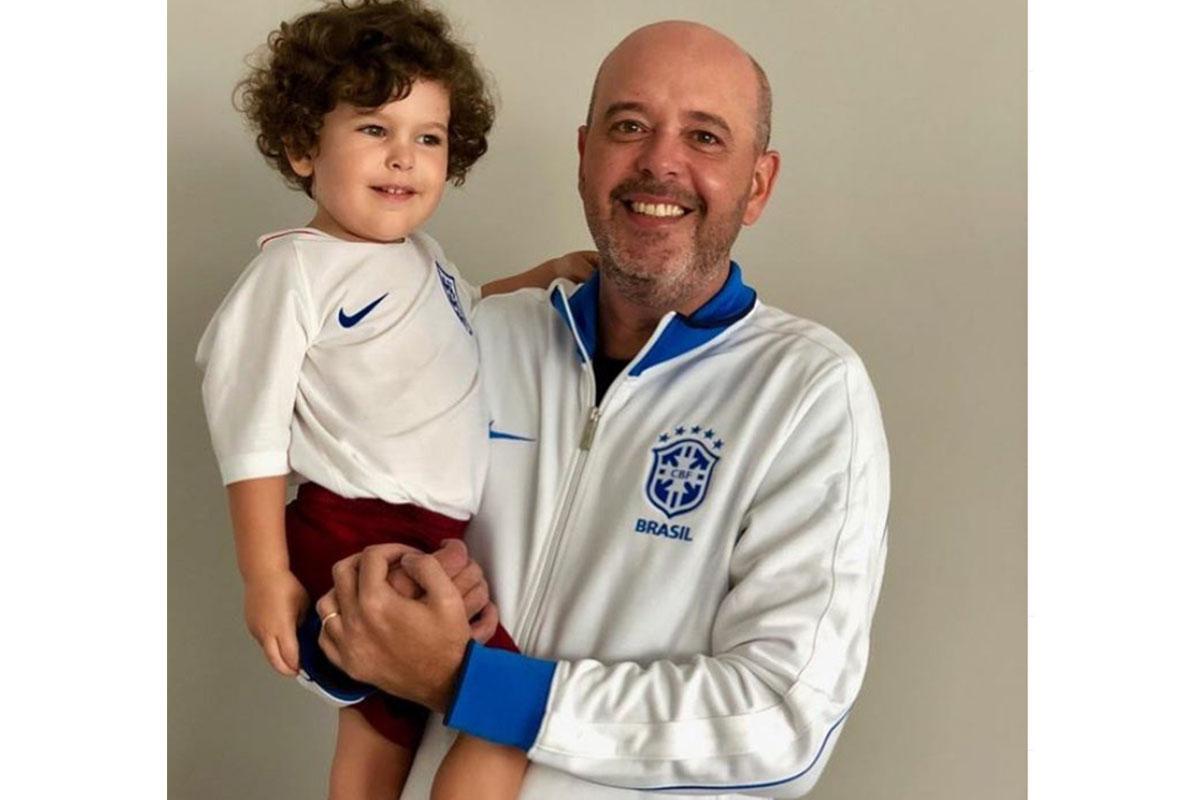 Filho de Alex Escobar corre para abraçar o pai durante homenagem e rouba a cena no programa Tamanho Família