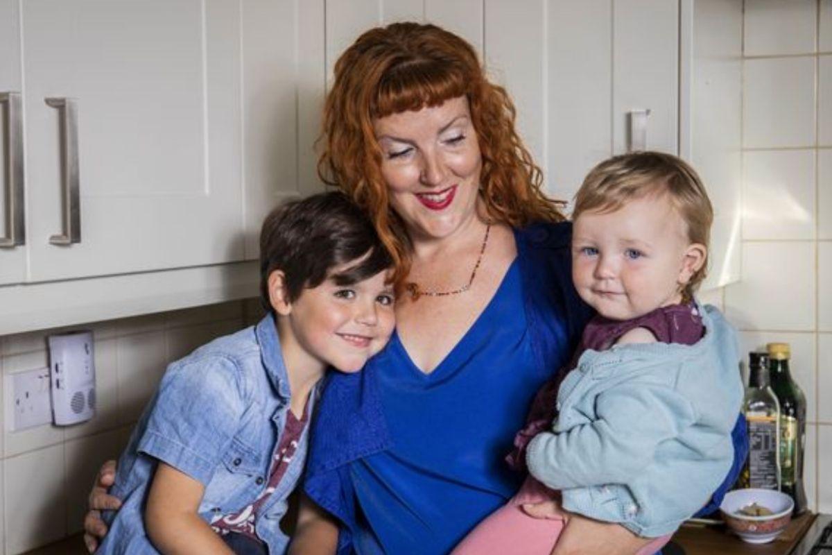 Mulher dá à luz filhos do marido que faleceu há 10 anos