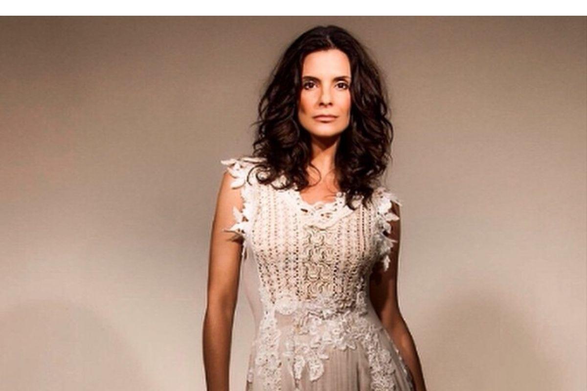 Filho de Helena Ranaldi surge em foto rara e impressiona pela semelhança com a mãe