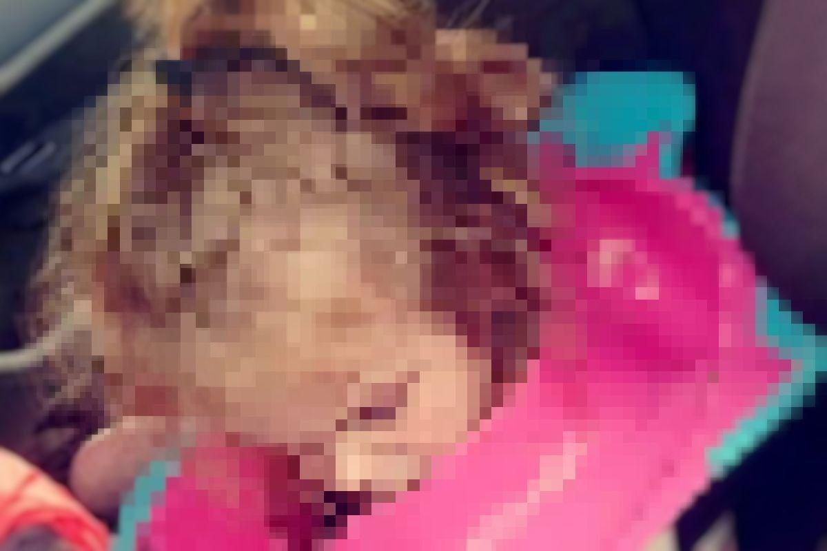 Menina de 2 anos prende a cabeça no penico e a cena é de chorar de rir