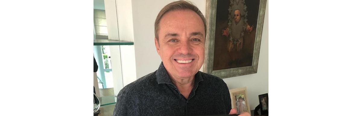 Gugu Liberato faz raríssima aparição com a mulher e os filhos em foto de família