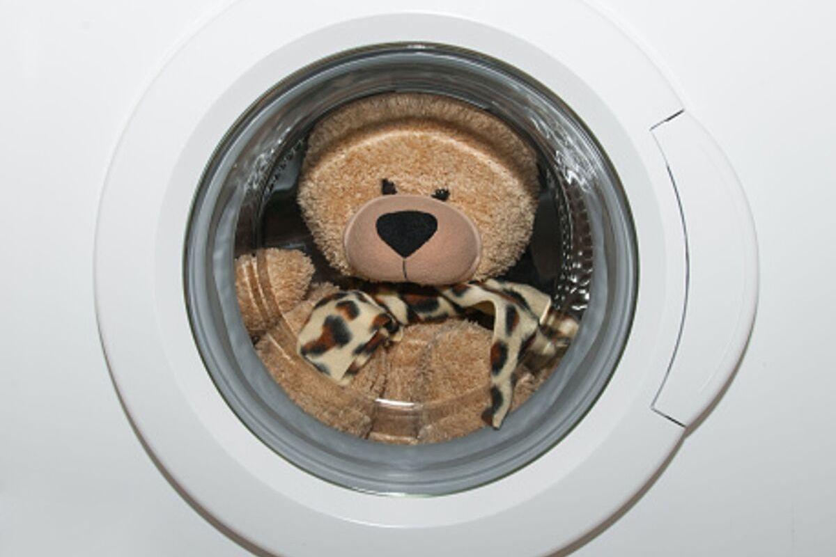 Aprenda a lavar o bicho de pelúcia do seu filho sem danificar