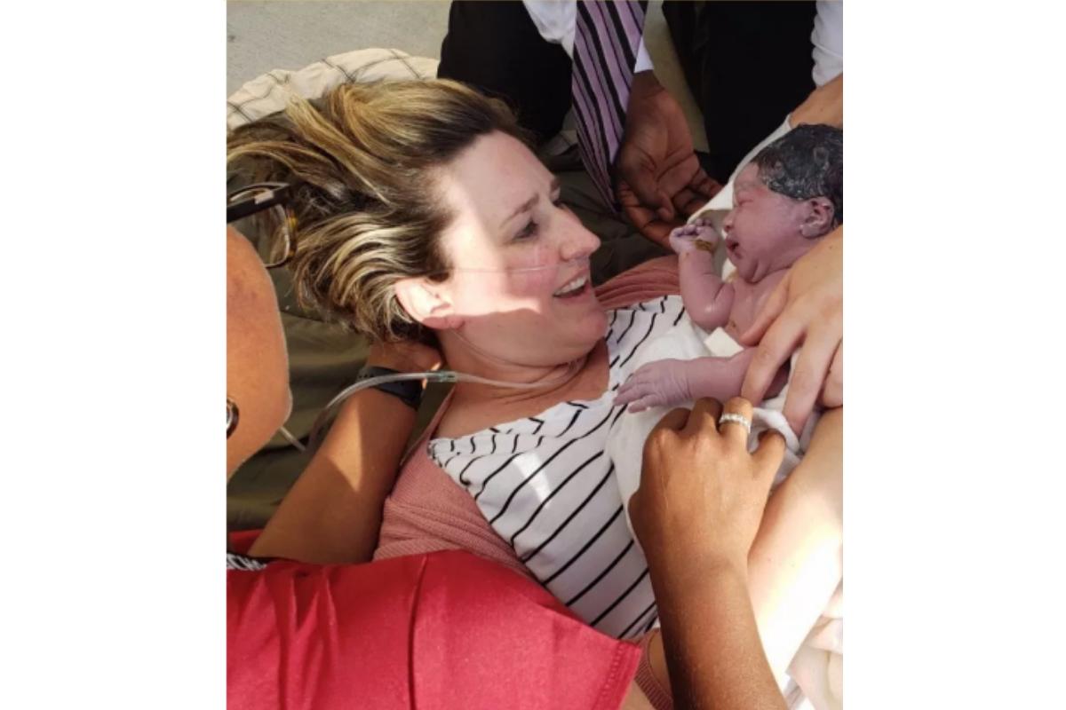 Mulher dá à luz na calçada de escola e desabafa: “Estava com muita dor”