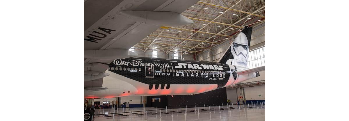 Angel Sarria, Claire Bilby e Jeff van Langeveld responsáveis pelo evento na frente do Stormtrooper Plane.