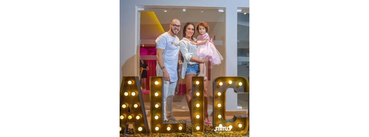 Belo e Gracyanne Barbosa fazem festa de 150 mil reais para a neta