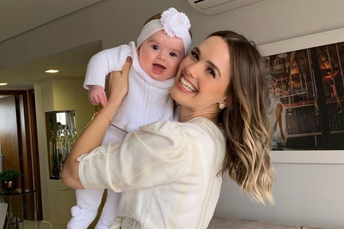 Thaeme Mariôto compartilha foto da filha com roupa de banho e internautas se derretem