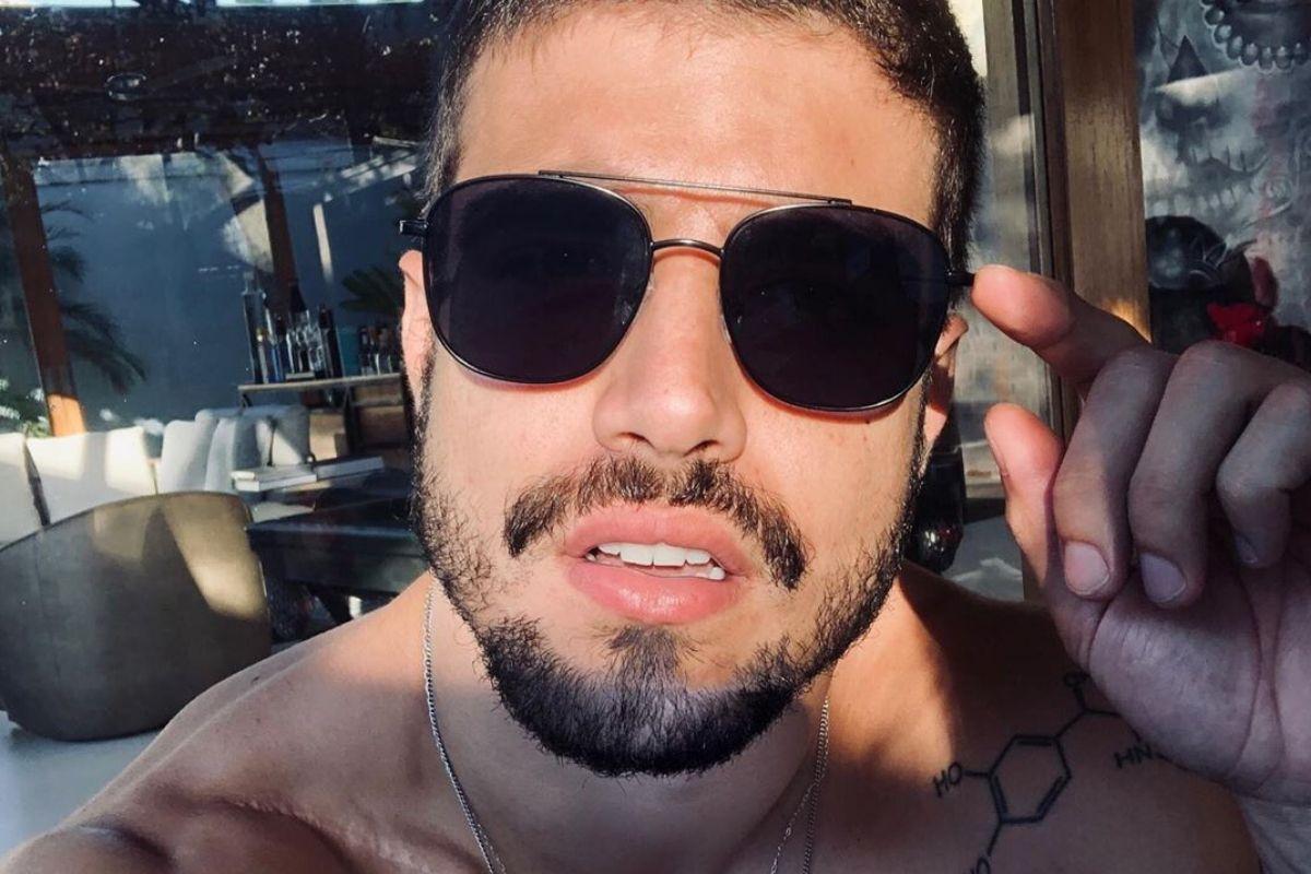 Caio Castro comemora o Natal em família com ceia simples em casa e fotos fazem o maior sucesso