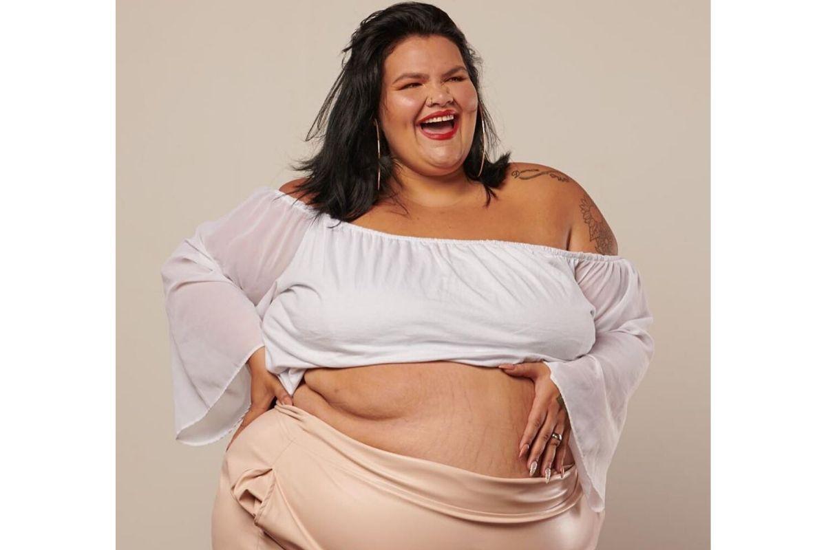 Ela está no sexto mês de gravidez